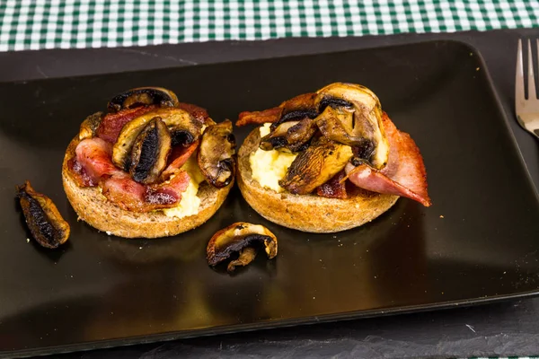 Bacon, uova e funghi sui muffin integrali . — Foto Stock