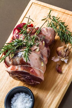 Çiğ sarılmış ve bağlanmış Herdwick kuzu kuzu lokantası garsonla hazırlanmış.