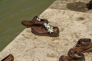 Tuna Bankası 'nda Yayın ve Soykırım Anıtı Ayakkabıları