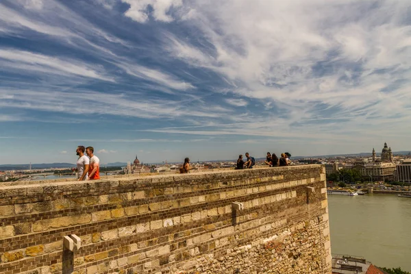 Editorial Budapest, Los turistas disfrutan de la vista desde la muralla —  Fotos de Stock