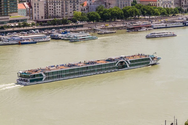 Editorial Gran ferry a orillas del Danubio en Budapest —  Fotos de Stock