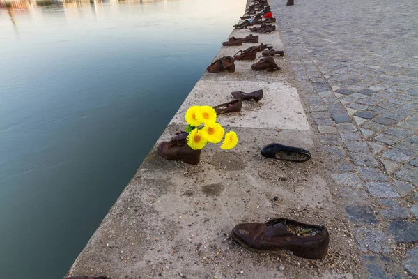 Editorial, temprano en la mañana, los zapatos conmemorativos del holocausto en el Da — Foto de Stock