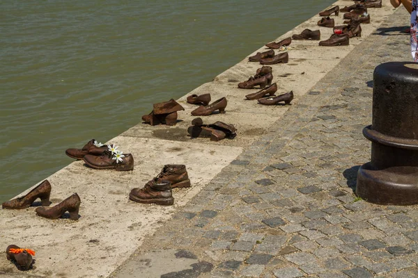 Editorial, holocausto zapatos conmemorativos en el Banco del Danubio, landscap — Foto de Stock