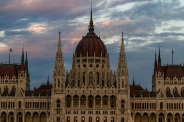 Macaristan Meclis Binası Akşam ışığında Kubbe.