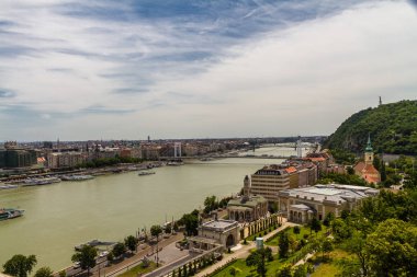 Budapeşte 'deki Tuna Nehri, Macaristan, Elizabeth Köprüsü ve Gelert Selam