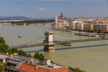 Budapeşte 'deki Tuna Nehri Macaristan, parlamento ve Zincir Köprüsü