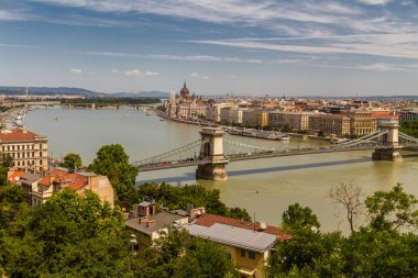 Budapeşte 'deki Tuna Nehri Macaristan, parlamento ve Zincir Köprüsü