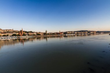 Tuna 'da sabahın erken saatlerinde nehrin Buda yakasında.