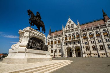 Macar Parlamentosu önünde Kont Gyula Andrassy 'nin heykeli 