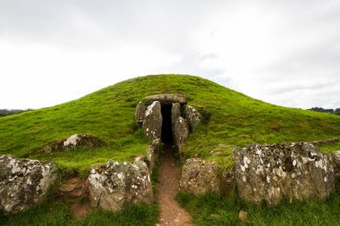Bryn Celli Ddu Tarih öncesi geçit mezar. Gösterilen giriş.