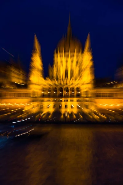 Efecto de zoom en el edificio del Parlamento húngaro por la noche —  Fotos de Stock