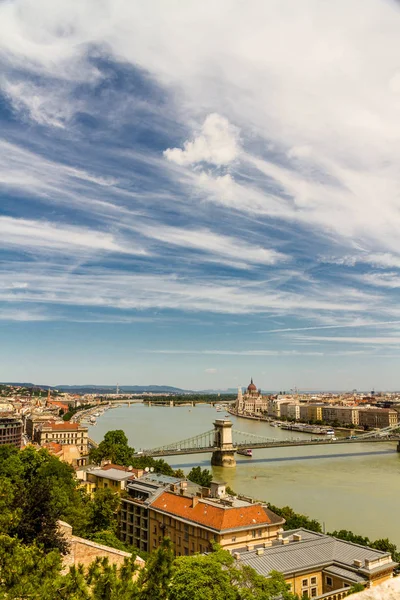 Río Danubio en Budapest Hungría, el Parlamento y la Cadena Bridg —  Fotos de Stock