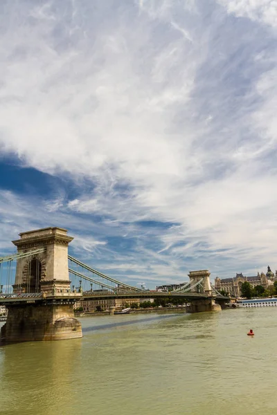 Budapest Chain Bridge con cielo dramático y copyspace — Foto de Stock