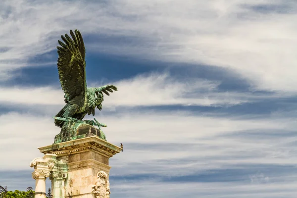 Χάλκινο άγαλμα αετού με ουρανό copyspace. — Φωτογραφία Αρχείου