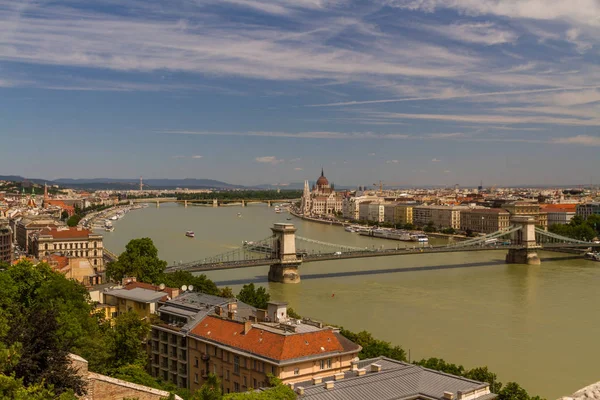 Río Danubio en Budapest Hungría, el Parlamento y la Cadena Bridg —  Fotos de Stock