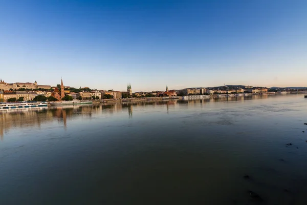 Luz de la mañana temprano en el Danubio con el lado de Buda del río . —  Fotos de Stock