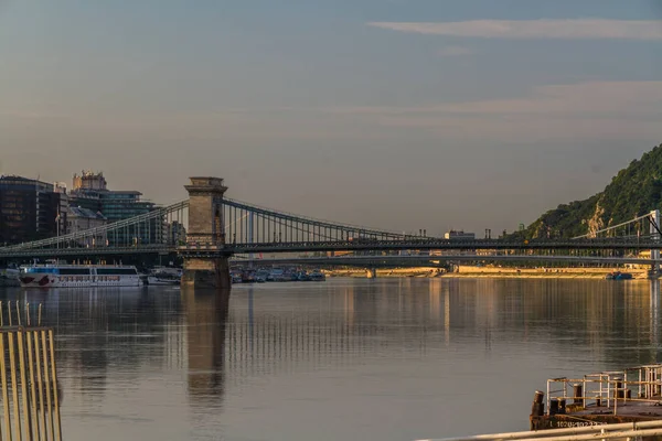 Chain Bridge, Budapest a primera hora de la mañana . —  Fotos de Stock