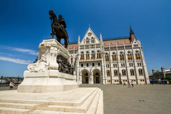Statue of Count Gyula Andrassy in front of Hungarian Parliament — Stock Photo, Image