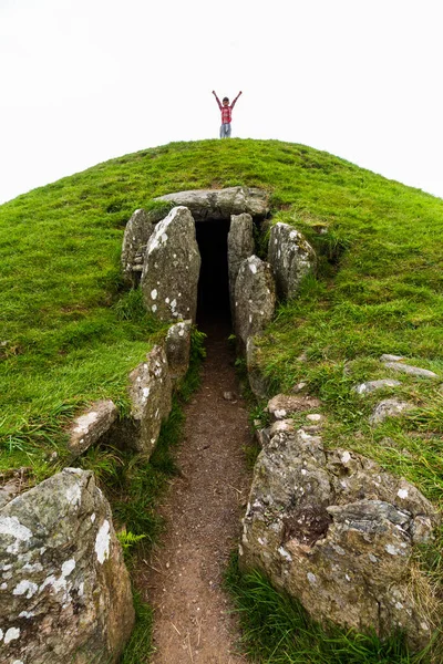 Small boy triumphant prehistoric passage tomb. Entrance shown. — 스톡 사진