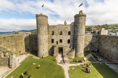 Harlech Wales Harlech 'in iç mimarisi. Kuleleri ve kalesi yukarıdan gelen turistlerle birlikte. 27 Eylül 2019' da İngiltere 'de manzara.