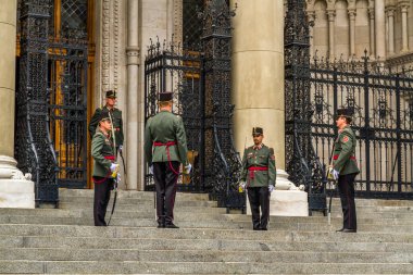 Budapeşte, Macaristan Parlamento Binası 'nda nöbetçi değişimi, 17 Eylül 2019' da Macaristan 'da beş asker