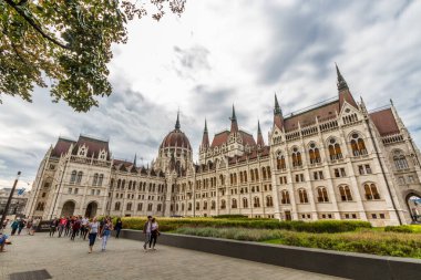 Macaristan Parlamentosu 'nun Arkası Budapeşte 17 Eylül 2019' da Macaristan 'da turist ve manzara binası