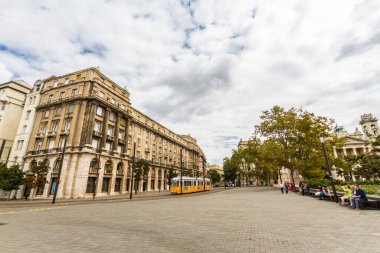 Budapeşte, Kossuth Lajos ter, 17 Eylül 2019 'da Macaristan' da, tramvayı ve manzarası olan Macar Parlamento Binası 'na yakın bir cadde.