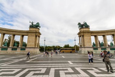 Budapeşte Macar Turistleri Budapeşte Macaristan 'daki Kahramanlar Meydanı' nın arkasında 17 Eylül 2019 'da Macaristan' da manzara ve manzara