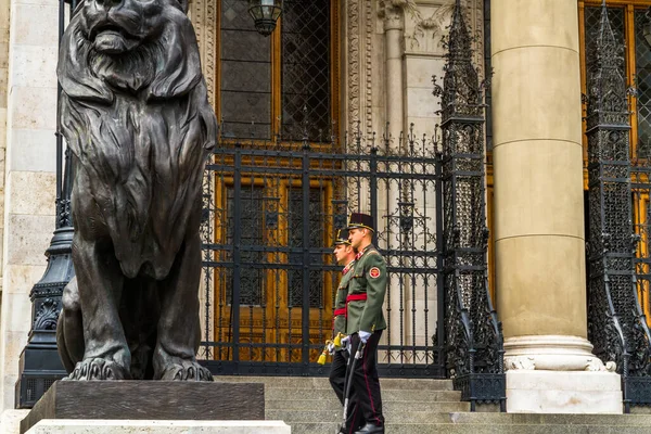 Budapest Verandering Van Wacht Het Hongaarse Parlementsgebouw Twee Soldaten September — Stockfoto
