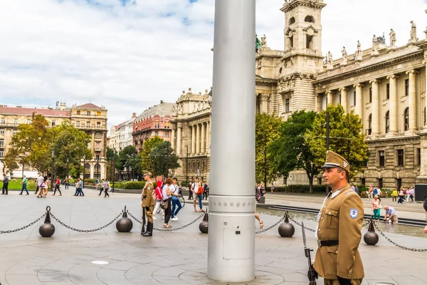 Budapest Wächter Fahnenmast Auf Dem Kossuth Lajos Platz Vor Dem — Stockfoto