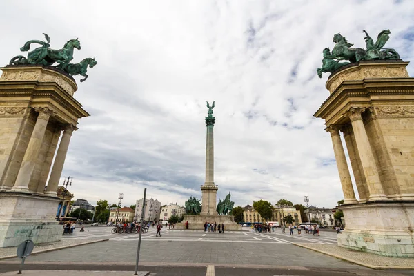 Budapeste Hungria Turistas Parte Traseira Praça Dos Heróis Budapeste Hungria — Fotografia de Stock