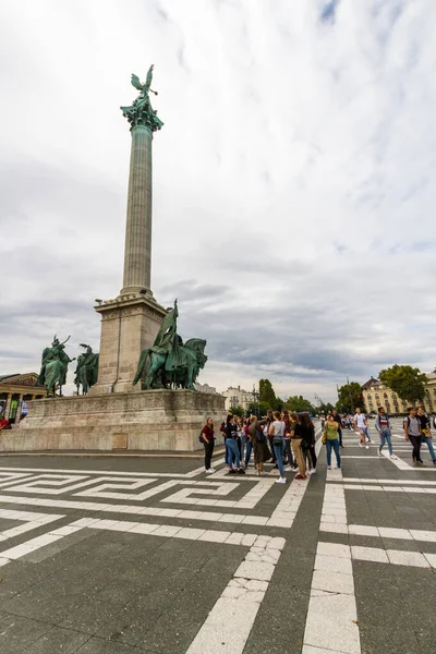 Budapeste Hungria Turistas Pela Coluna Heroes Square Budapeste Hungria Ângulo — Fotografia de Stock