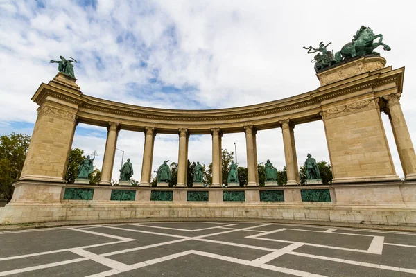Budapeste Hungria Estátuas Esquerda Colonnade Heroes Square Budapeste Hungria Grande — Fotografia de Stock