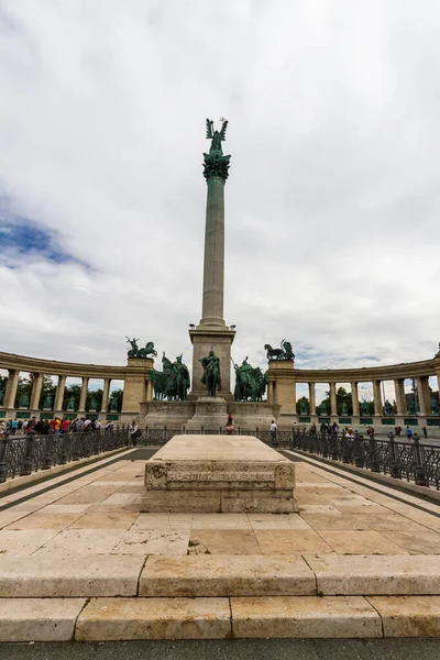 布达佩斯匈牙利Cenotaph Colcolumn Heroes Square Landscape Budapest Hungary Portrait September 2019 — 图库照片