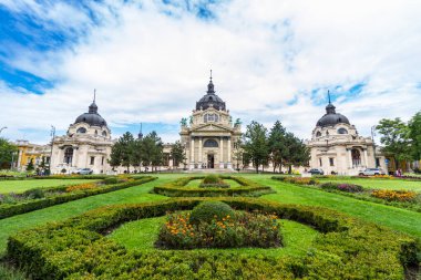 Szechenyi Termal Banyo Binası cephesi ve resmi bahçeler Şehir Parkı, Budapeşte, Macaristan, manzara, geniş açı