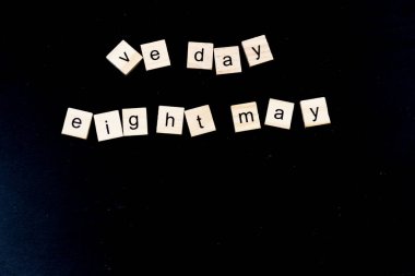 Çocuklar tahta blokları harf, dağınık VE Günü 2020 siyah arkaplan, telif alanı aşağıda. 