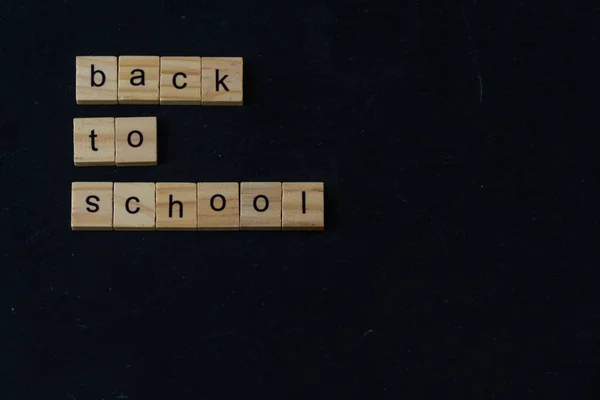 Επιστροφή Στο Σχολείο Γράφεται Ξύλινα Γράμματα Μπλοκ Σκούρο Φόντο Σχιστόλιθο — Φωτογραφία Αρχείου