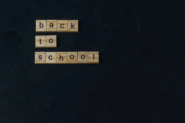 Back School Buchstabiert Holzbuchstaben Auf Dunklem Schiefergrund Kopierraum Unten — Stockfoto
