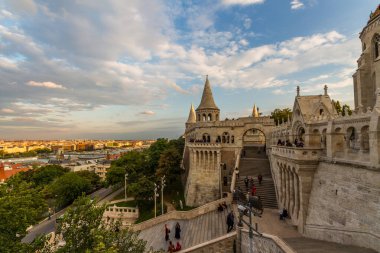 Budapeşte Macar Turistleri, gün batımında Fisherman 's Bastion' un basamaklarında ve kulelerinde, telif uzayı, Budapeşte Macaristan, 18 Eylül 2019 'da Macaristan' da portre