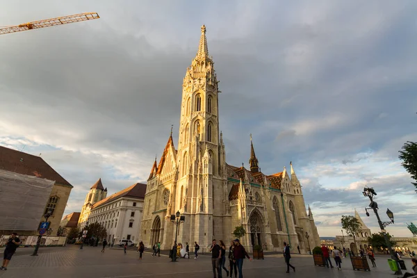 Budapest Hungría Turistas Iglesia Matthias Atardecer Budapest Hungría Septiembre 2019 —  Fotos de Stock