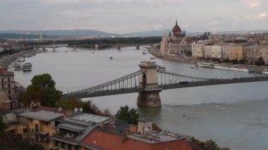 Tuna Nehri, zincir köprü ve Macaristan Parlamento Binası, Budapeşte, Macaristan akşam manzarası