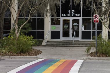 Lgbt, Gainesville Fl 'de arka planda adliye binasıyla yaya geçidini dekore etti.. 