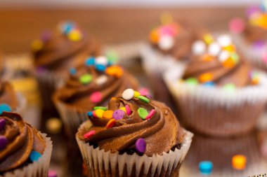 Çikolatalı Mini Cupcakeler, üzerine şeker serpiştirilmiş.