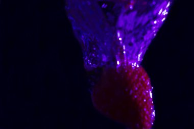 Mavi su, çilek suyu.