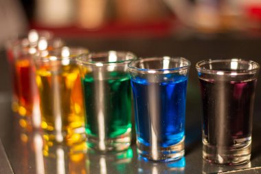 Renkli sıvıya karşı sert ışık