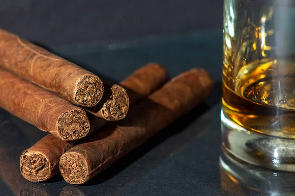 Hög Cigarrer Och Ett Glas Whisky — Stockfoto