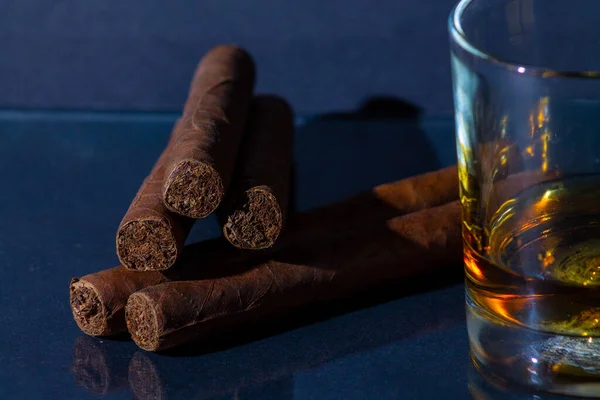 Cigarrer Utan Belysning Och Ett Glas Whisky — Stockfoto