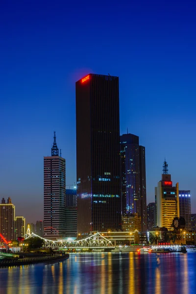 Escena nocturna paisaje urbano de la ciudad de Tianjin en la zona del río Hai he con — Foto de Stock