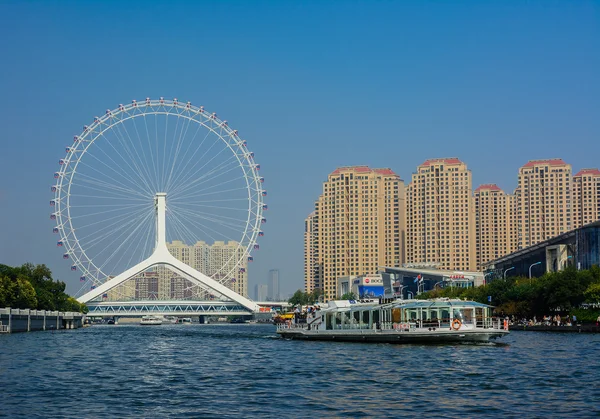 Paisaje urbano de Tianjin noria, ojos de Tianjin con barco turístico — Foto de Stock