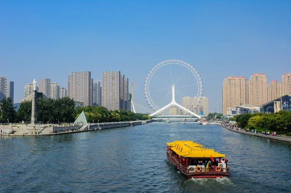 Stadsgezicht van Tianjin reuzenrad, Tianjin ogen met toeristische boot — Stockfoto